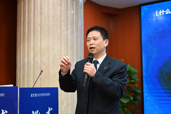 譚吉林進行科普講座。重慶愛爾眼科醫院總院供圖