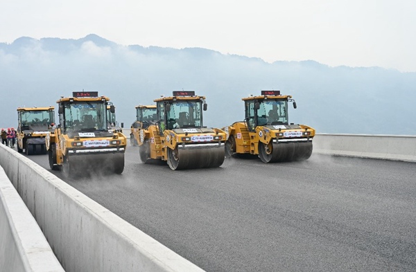 山區橋隧瀝青路面無人化集群攤壓施工。鄒樂攝