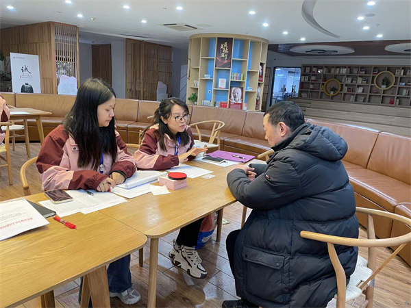 評估工作現場。渝中區社會工作協會供圖