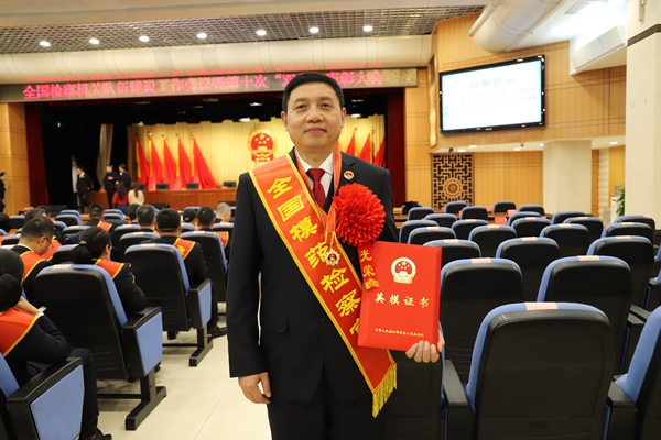 游中立。重慶市檢察院供圖