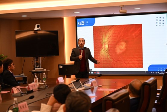 王一上臺分享。重慶愛爾眼科醫院總院供圖