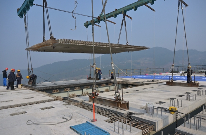 渝湘復線高速公路雙堡特大橋施工現場。重慶高速集團供圖