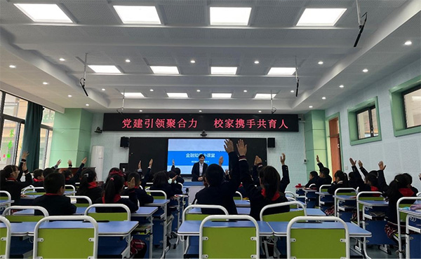 走進學校開展金融宣教。浦發銀行重慶分行供圖