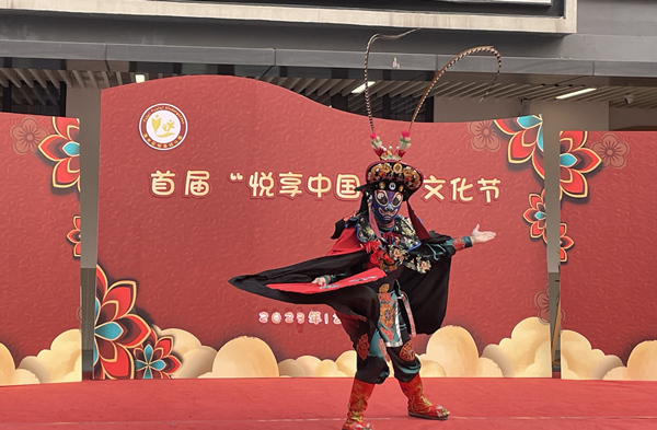 川劇變臉。晏紅霞攝