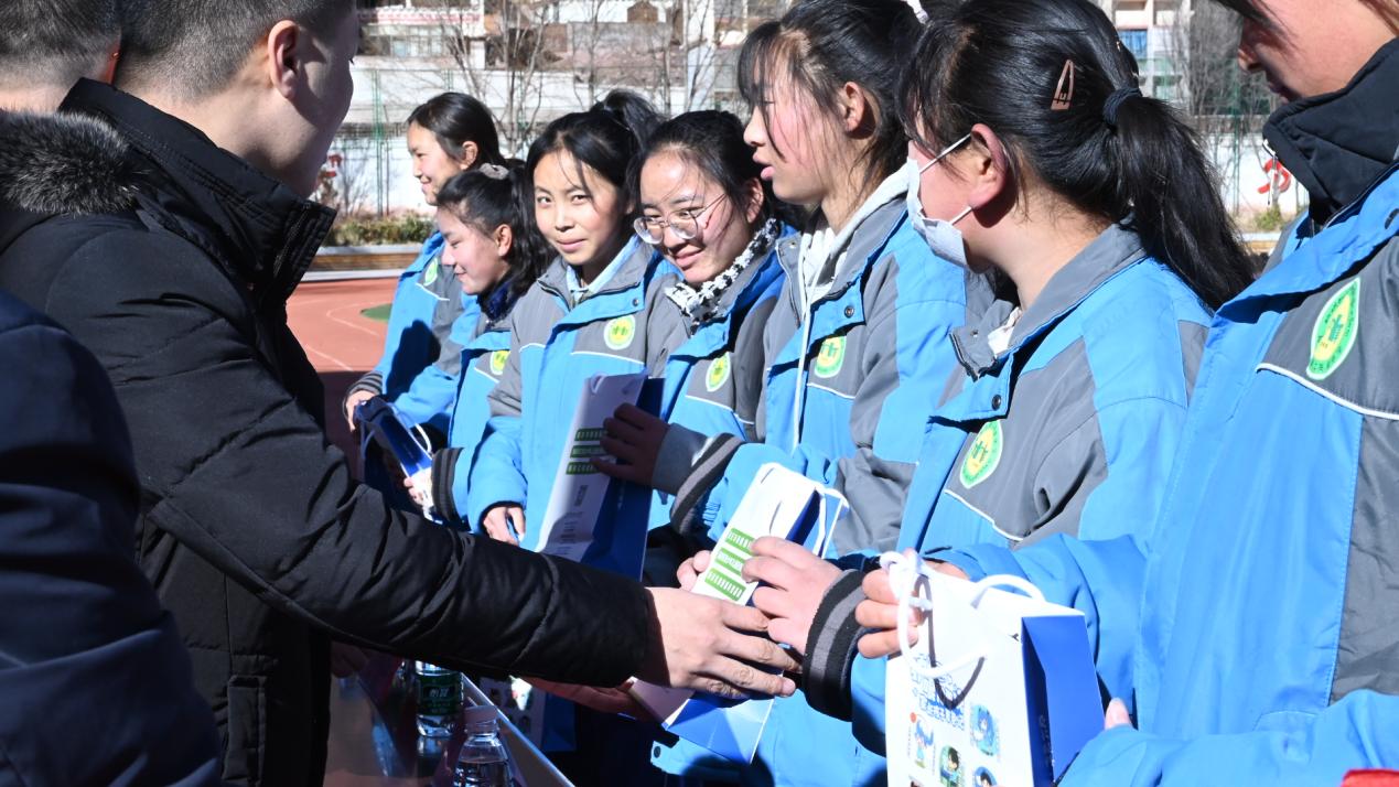 捐贈現場。重慶南坪愛爾眼科醫院供圖