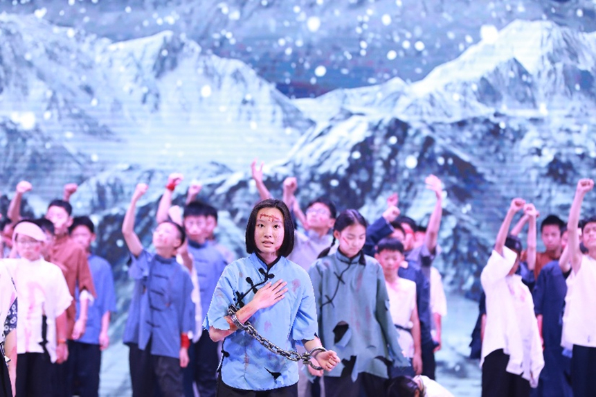 初一5班表演情景劇+朗誦《守望》。重慶八中渝北校區供圖