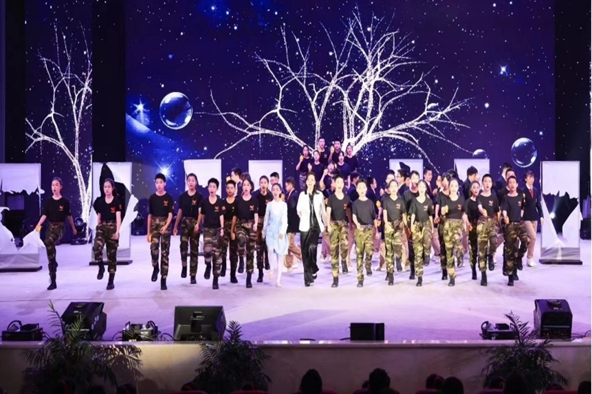 初2026級12班歌舞《星星點燈》。重慶八中渝北校區供圖