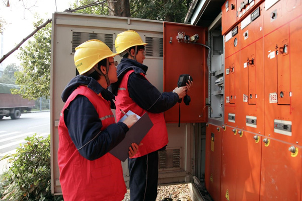 12月28日，國網重慶璧山供電公司配電運維班員工在10千伏獅觀線生產基地環網柜檢查設備運行狀態。黃詩溢攝