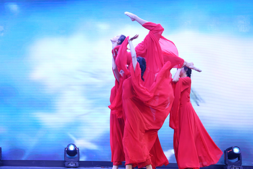 藝術體操隊表演的《九兒》。唐文蕤攝