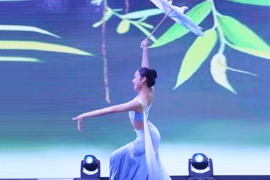 舞蹈團表演的《韶華》。唐文蕤攝