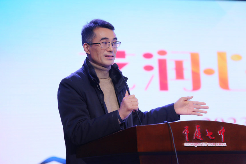 重慶七中黨委副書記、校長歐權。唐文蕤攝_副本