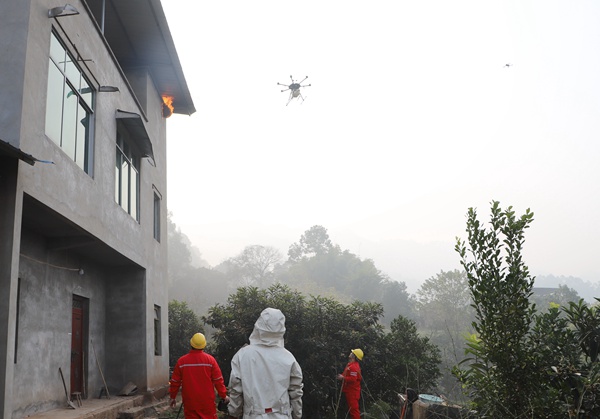 無人機處理村民家中的馬蜂窩。國網重慶永川供電公司供圖