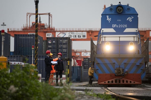 近日，在中歐班列重慶始發站團結村站，重慶市稅務局“稅護航”國際化稅務人才團隊走訪中鐵聯合國際集裝箱有限公司重慶分公司，宣傳相關稅費優惠政策，解答企業涉稅咨詢。郭睿攝