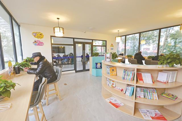 市民在“愛心驛站”休憩。岳池縣融媒體中心供圖