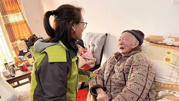 公益團隊走進居民家中進行健康問診。重慶松山醫院供圖