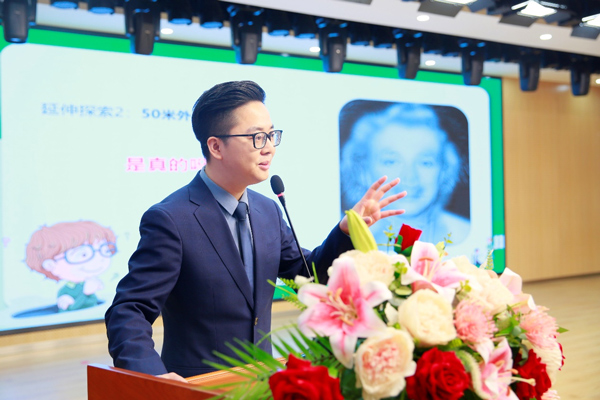 余鵬進行科普。華廈渝州眼科醫院供圖