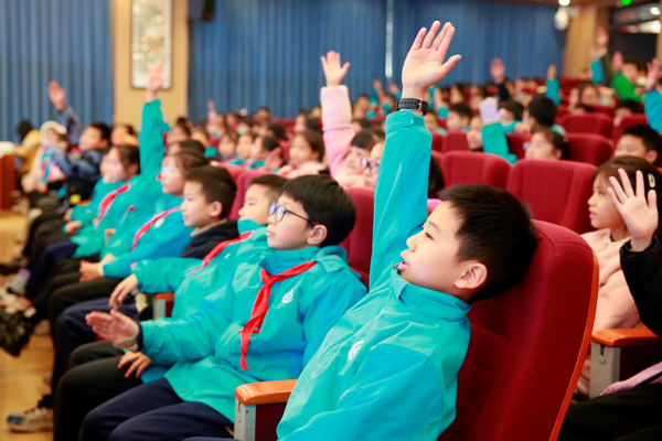 孩子們積極提問。華廈渝州眼科醫院供圖