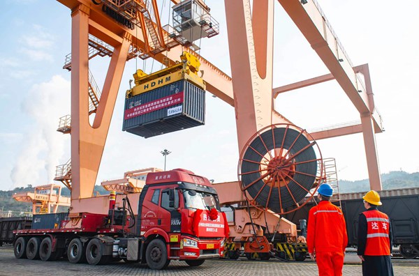 進行貨物裝卸。冉孟軍攝