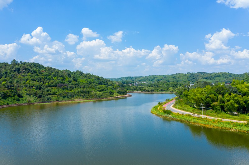 中梁鎮燦若湖。中梁鎮供圖