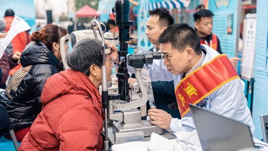 義診現場。重慶愛爾眼科醫院總院供圖