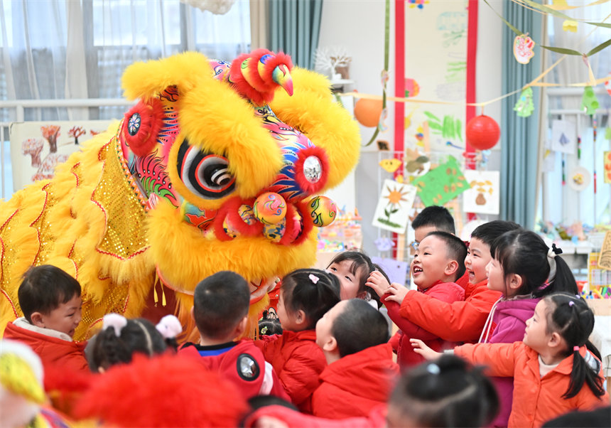 小朋友們與舞獅互動。郭旭攝