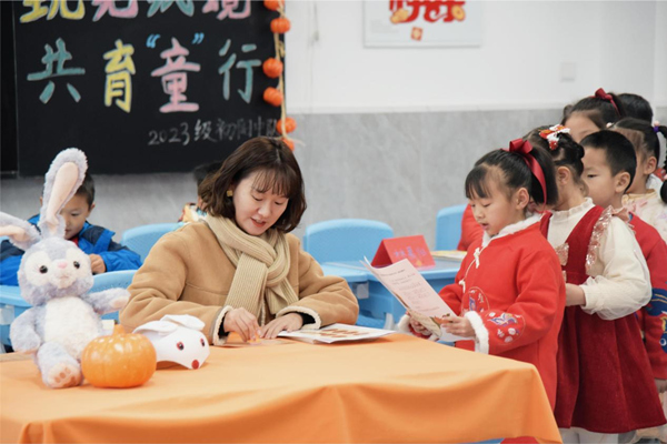 一年級學生幫助小兔運南瓜拼音識字。金山學校供圖