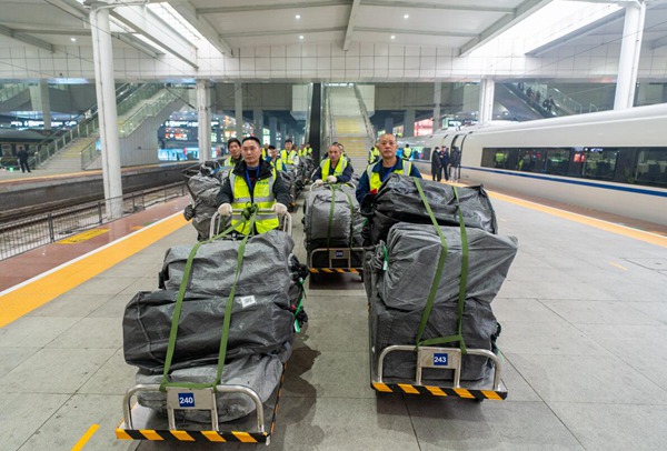 工作人員將貨物裝載運出車站。重慶物流集團供圖