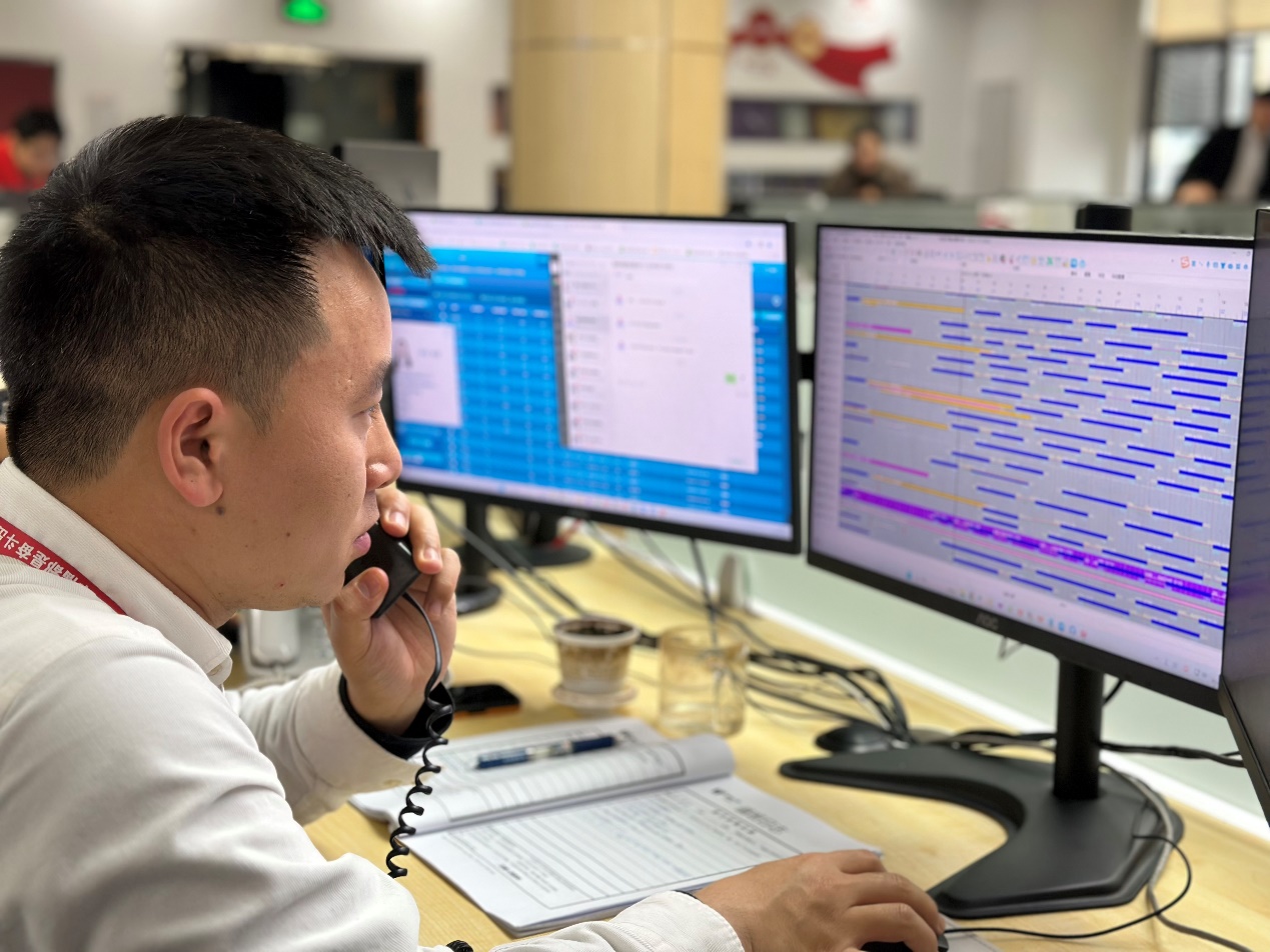 運行指揮中心簽派員密切關注航班動態。西部航空供圖