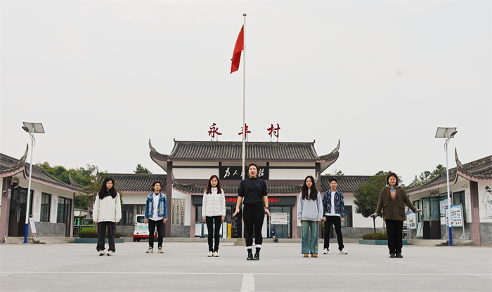 實踐團在永豐村進行采風創作，傳遞中華體育精神。北京體育大學供圖