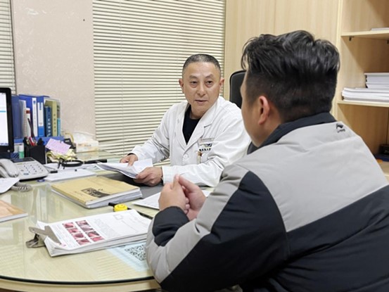 醫生與患者交流。重慶東大肛腸醫院供圖