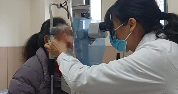 鄭女士在檢查中。重慶愛爾眼科醫院總院供圖