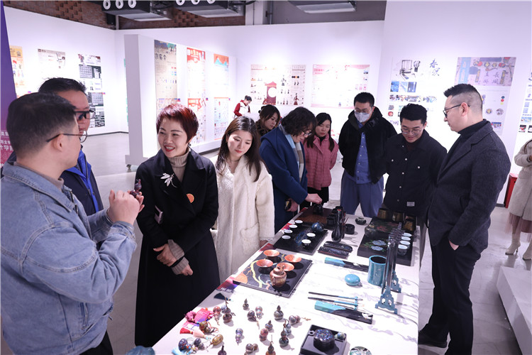 主題展臺引來眾人觀展。重慶文化藝術職業學院供圖