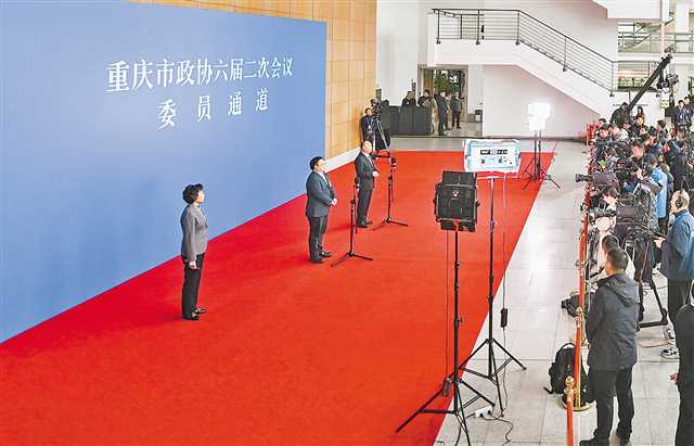 聊熱點提建議聚合力 共謀建設新重慶