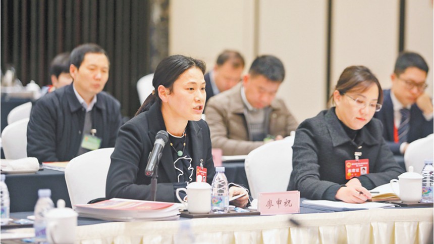 廖申祝代表（前排左一）就加強農產品銷售渠道建設，助力鄉村振興提出建議。記者 羅斌 攝/視覺重慶