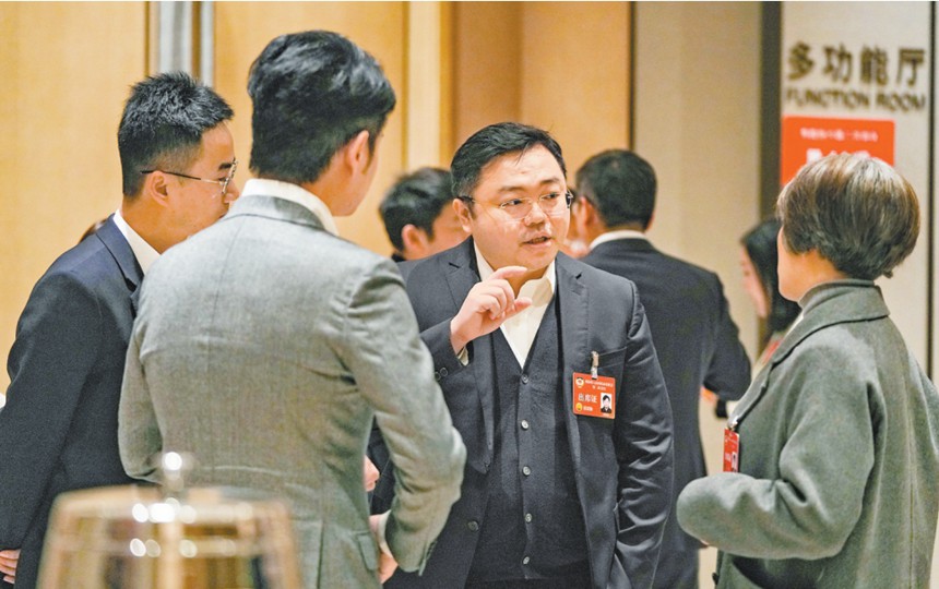 1月22日，市政協委員在會議間隙展開交流討論。見習記者 李雨恒 攝/視覺重慶