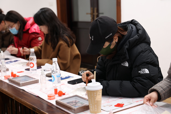 現場嘉賓體驗篆刻。重慶銅雀臺整形外科醫院供圖