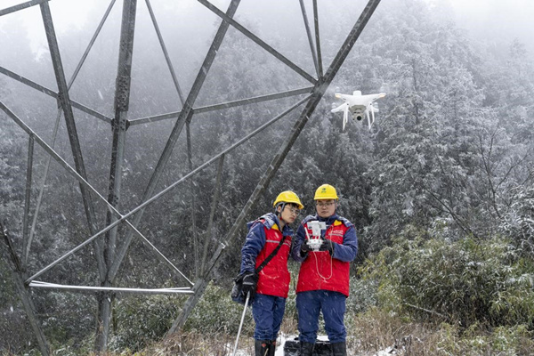 1月21日，國網重慶超高壓公司員工在武隆區車盤山巡檢±800千伏復奉線。李濤攝