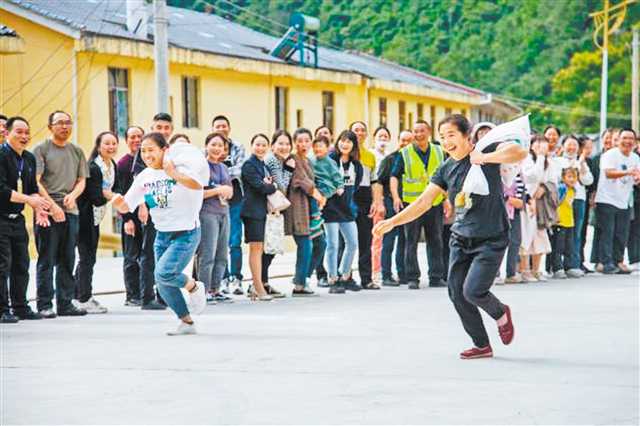 城口縣修齊鎮枇杷村舉辦鄉村趣味運動會，背谷子接力賽、刮洋芋、鋸木頭等活動，引得現場掌聲、笑聲不斷。（受訪者供圖）
