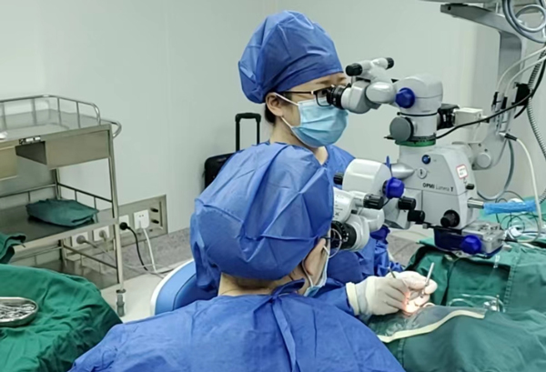 艾玲為患者手術。重慶南坪愛爾眼科醫院供圖