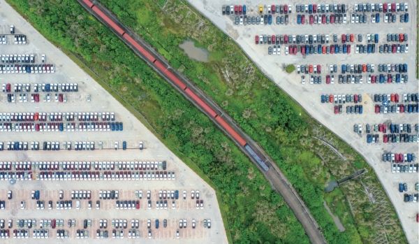 “永川造”汽車在家門口“坐”上中歐班列，直裝直發直達歐洲。永川區委宣傳部供圖