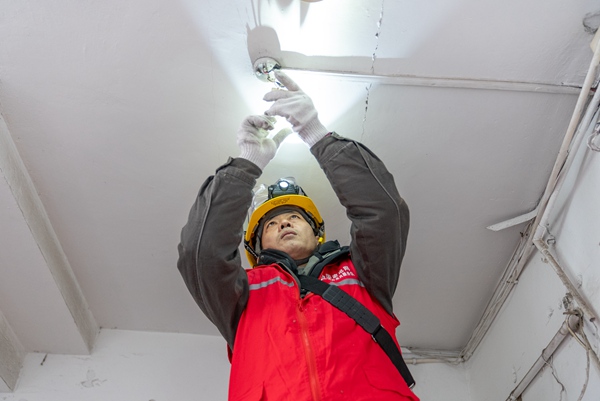 檢修安裝樓道路燈。國網重慶永川供電公司供圖