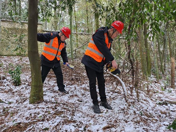 受冷空氣影響，北碚區迎來新一輪降溫降雨，海拔600米以上地區有冰凍和道路結冰。圖為1月24日，重慶燃氣集團北碚分公司工作人員正加緊對縉云山燃氣管線開展巡查檢修，全力保障安全平穩供氣。重慶燃氣集團供圖