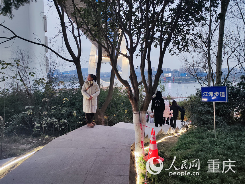 新修建的沿江步道方便市民到江灘游玩。