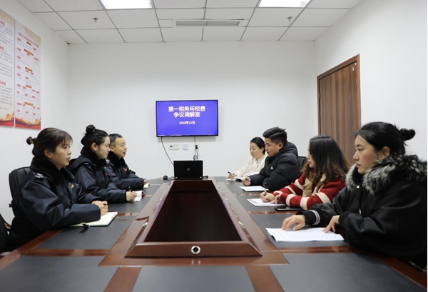 彭水縣稅務局在辦稅服務廳設置稅費爭議調解室，稅務人員正在調解涉稅爭議事項。謝紹春攝