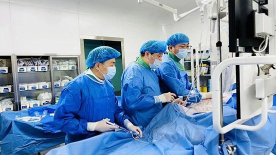 宋明寶（右一）團隊手術中。重慶西區醫院供圖