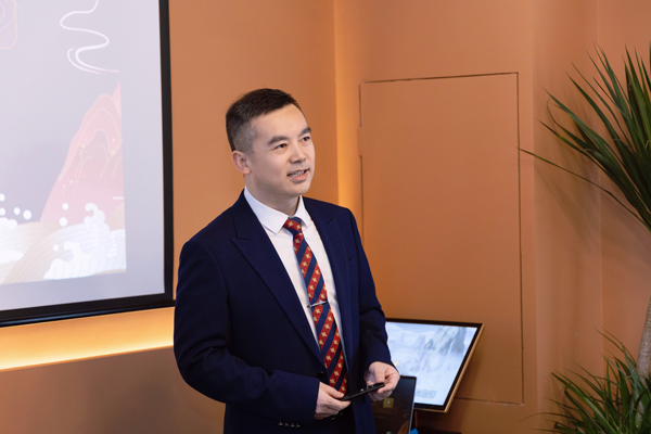 宋居財作介紹。重慶銅雀臺整形外科醫院供圖