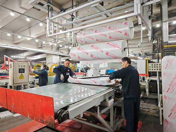 1月29日，重慶美心集團工人正在生產線上忙碌。美心集團供圖