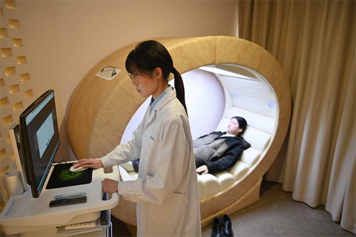 醫生正在為病人進行光照治療。