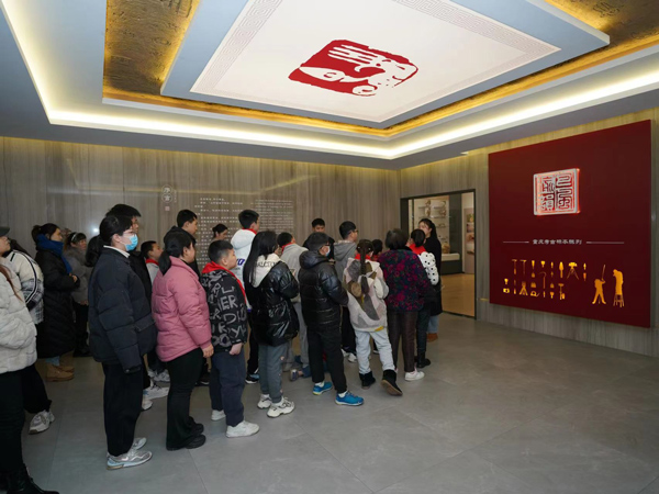 同學們參觀考古標本陳列館。重慶華美整形外科醫院供圖