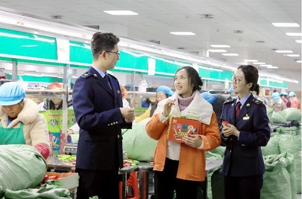 近日，秀山縣稅務人員走進振雄塑膠制品有限公司的生產車間，了解生產情況，宣傳輔導出口退稅等相關稅收政策。賴亭穎攝